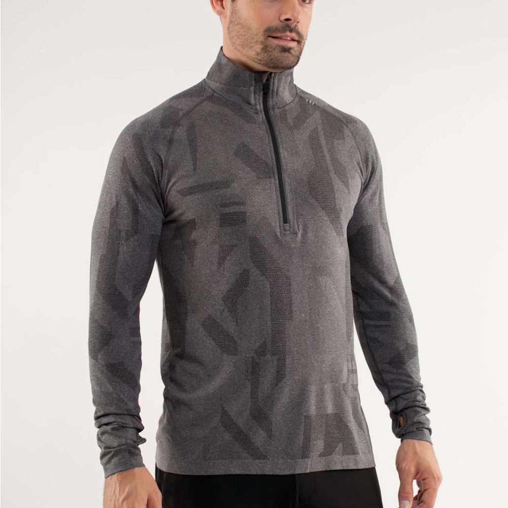 Lululemon Metal Vent Tech Half-Zip in a Camo Black Slate Patten Size Medium